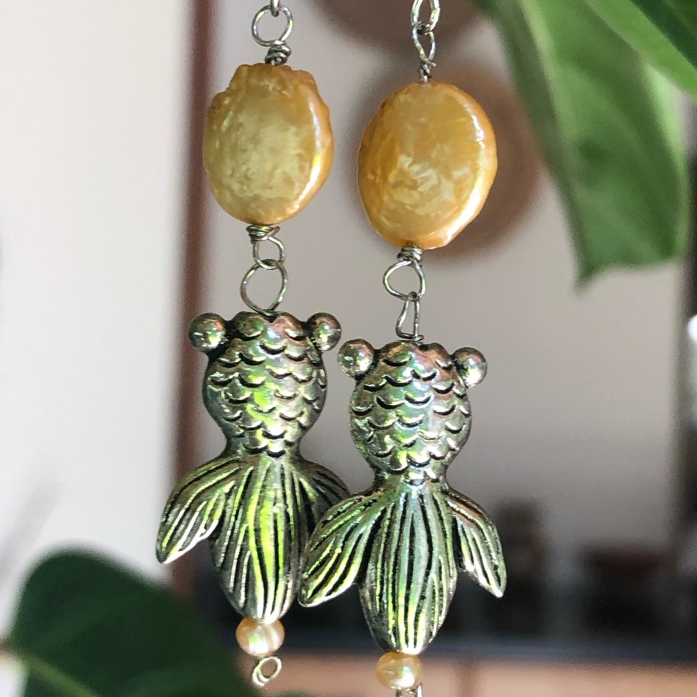 HAND CRAFTED Koi Goldfish Charm Pink Coin / Baroque Pearl Drop Silver Earrings - Picture 9 of 17